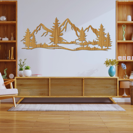 Ein hölzernes Wandbild mit einem Motiv von Bergen und Wäldern bringt die Atmosphäre wilder Natur in Ihr Zuhause.