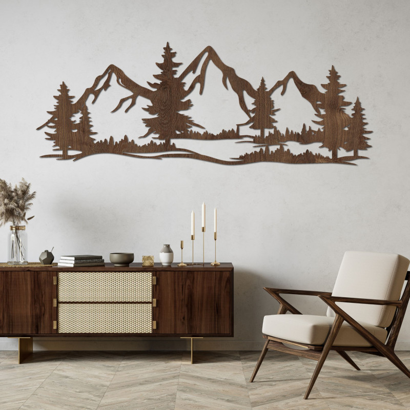 Ein hölzernes Wandbild mit einem Motiv von Bergen und Wäldern bringt die Atmosphäre wilder Natur in Ihr Zuhause.