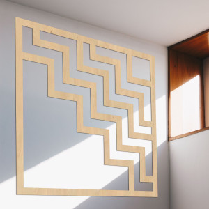 Moderne Wanddekoration aus Holz mit markantem geometrischem Zickzackmuster 2