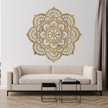 Großes hölzernes Mandala als stilvolles Accessoire über dem Wohnzimmersofa