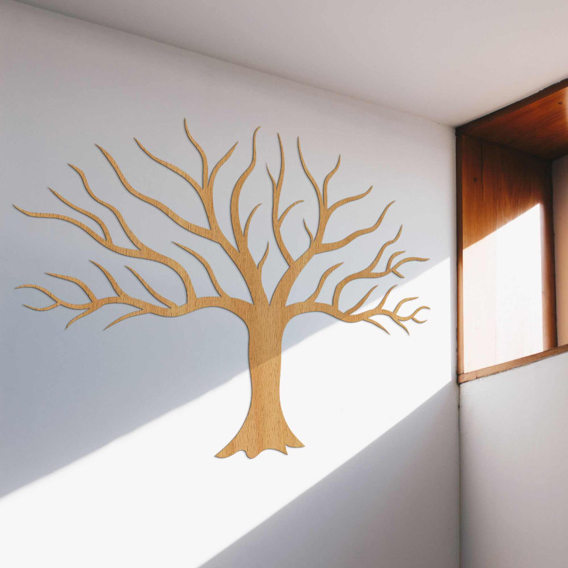 Holzbild an der Wand mit Baumzweigen