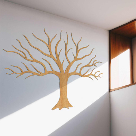 Holzbild an der Wand mit Baumzweigen