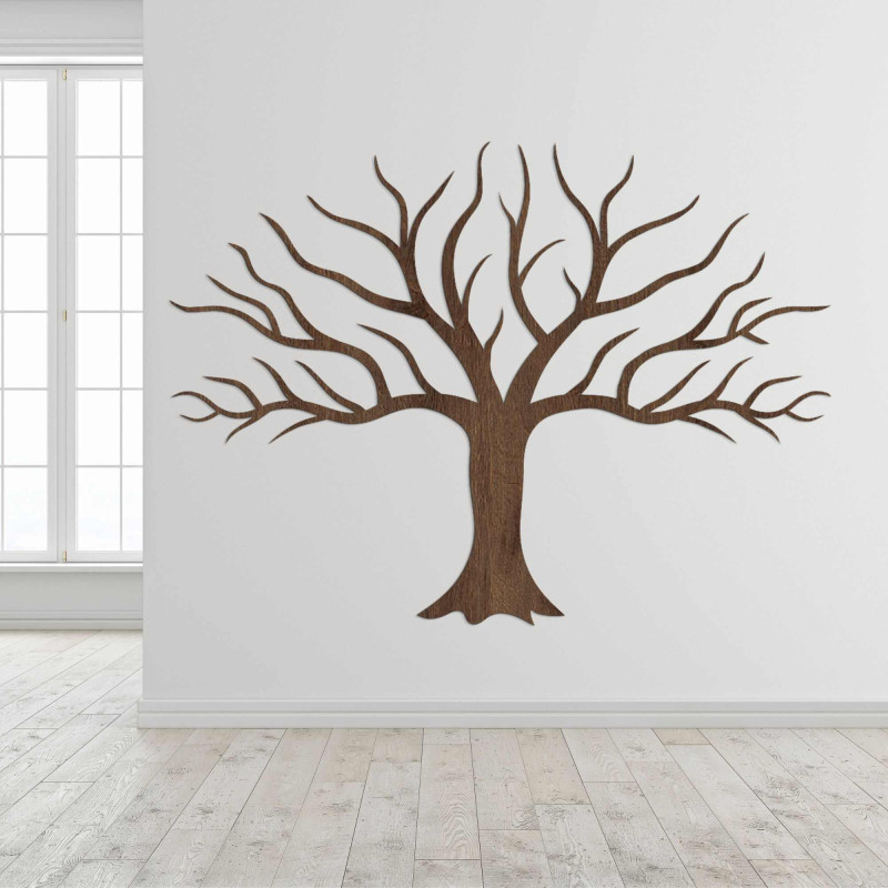 Holzbild an der Wand mit Baumzweigen