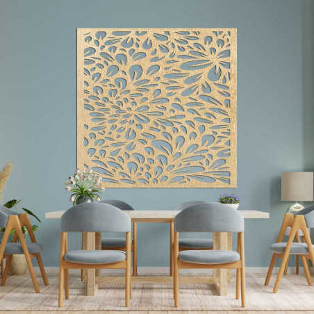 Geschnitzte Holzdekoration mit zartem Blumenmotiv.