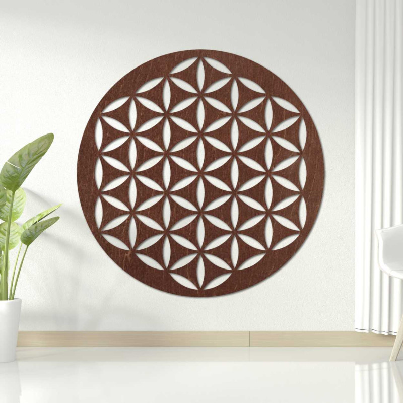 Wanddekoration aus Holz mit einem geometrischen Muster der Blume des Lebens, dargestellt auf einer hellen Wand.