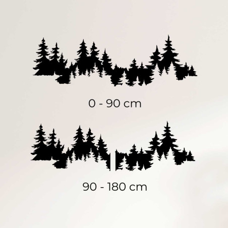 Innenraum mit Holzdekoration, die einen dichten Wald darstellt.