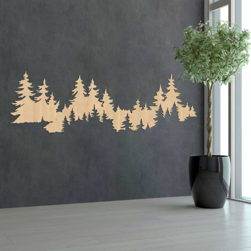 Wanddekoration aus Holz mit geschnitzter Silhouette eines Nadelwaldes.