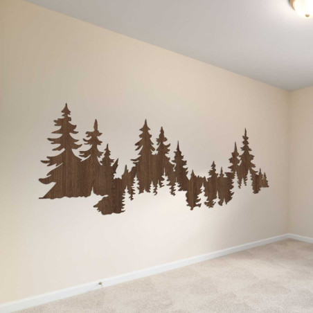 Minimalistisches Interieur mit stilvoller Holzwalddekoration an der Wand.