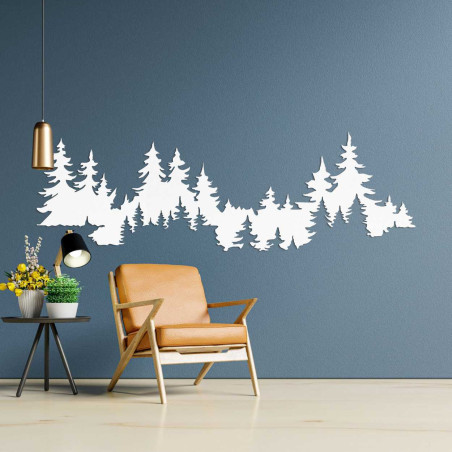 Innenraum mit Holzdekoration, die einen dichten Wald darstellt.