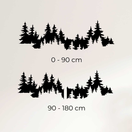 Aus Holz geschnitztes Waldmotiv als ästhetische Ergänzung der Wand.