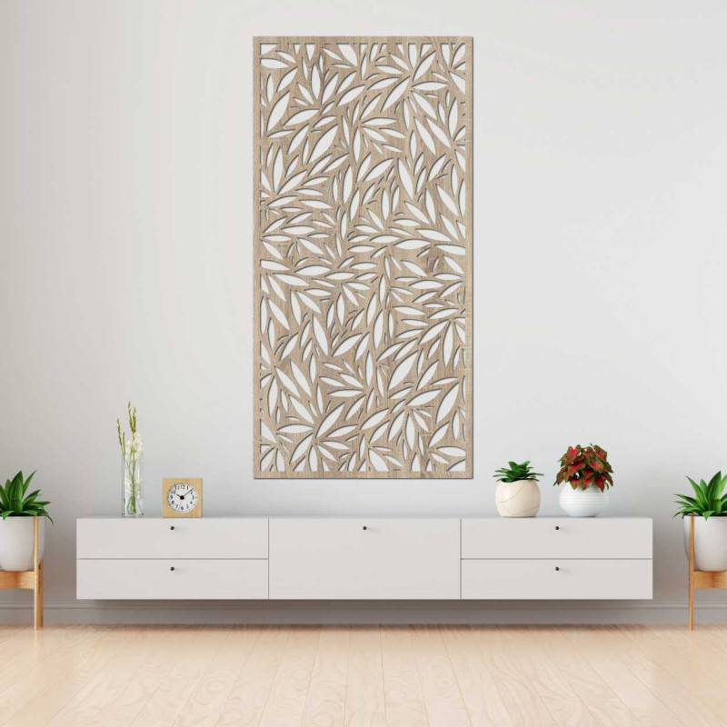 Dekoratives Paneel mit Blattausschnitten an einer hellen Wand