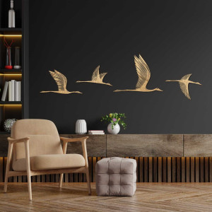 Detaillierte Silhouette fliegender Vögel, aus hochwertigem Holz geschnitzt