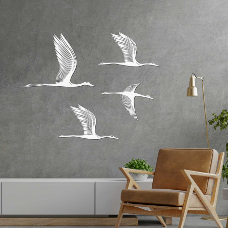 Elegante Holzvögel fliegen in harmonischer Formation über einer weißen Kommode.