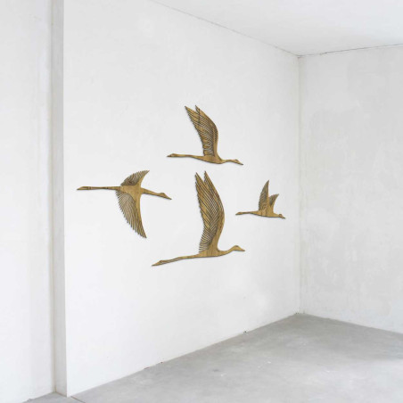Holzmotiv mit vier nach rechts fliegenden Vögeln