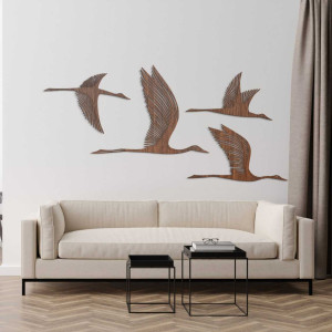 Minimalistisches Vogelmotiv aus Holz an der Innenwand angebracht 2