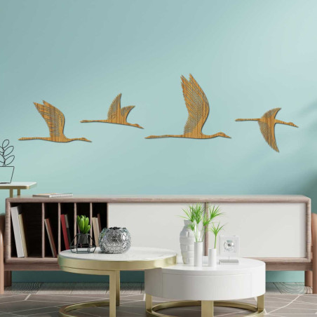 Dekorative Komposition fliegender Vögel mit feinen Schnitzereien