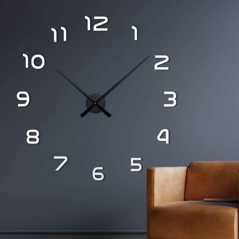 Wanduhr mit Zentralwerk und langen Zeigern.