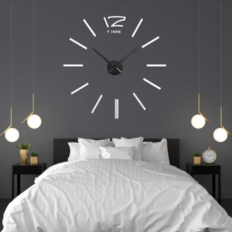 Designeruhr mit fantasievollem Layout und moderner Stundenmarkierung.