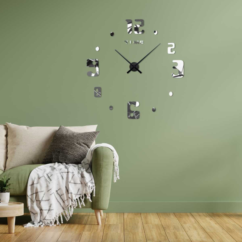 Wanduhr mit ungewöhnlich angeordneten Ziffern und der Aufschrift TIME bei der Zahl Zwölf.