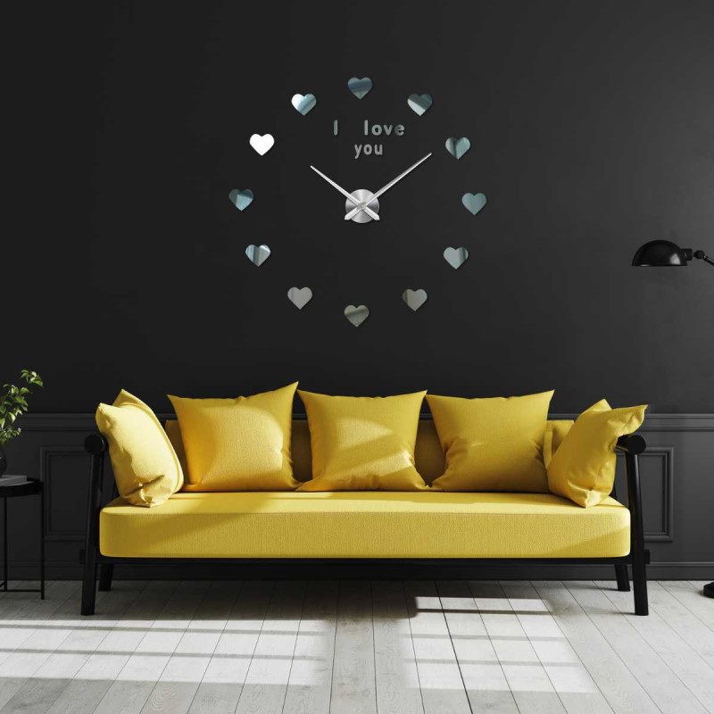 Romantische Wanduhr mit Herzen anstelle von Zahlen und der Inschrift „Ich liebe dich“ oben auf dem Zifferblatt.