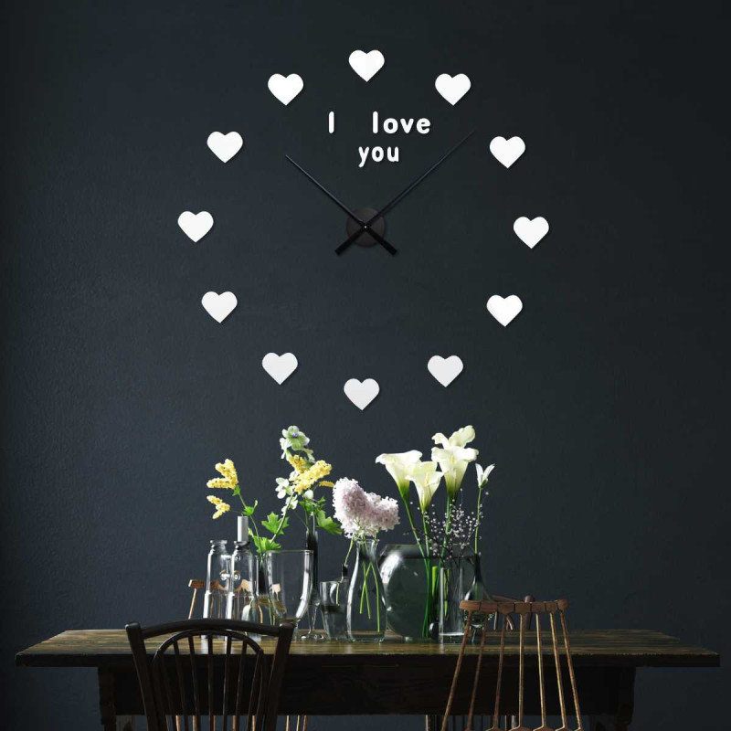 Detail eines Zifferblatts mit Herzen anstelle klassischer Zeitmarkierungen.