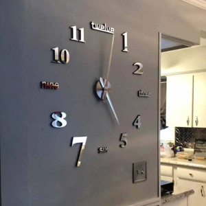 Eine große Uhr, auf der die Zahl Sieben in verschiedenen Schriftarten dargestellt ist.