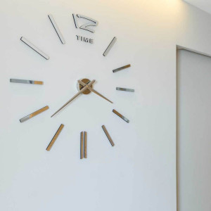 Spiegelklebe-Wanduhr