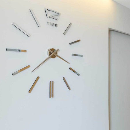 Spiegelklebende Wanduhr