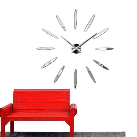 Wanduhr mit großen goldenen Indexen und silbernen Zeigern, direkt an die Wand geklebt