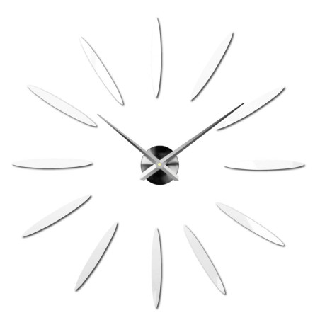 Eine kreativ platzierte Uhr, die mithilfe von Goldelementen einen Sonnenstrahleffekt erzeugt.