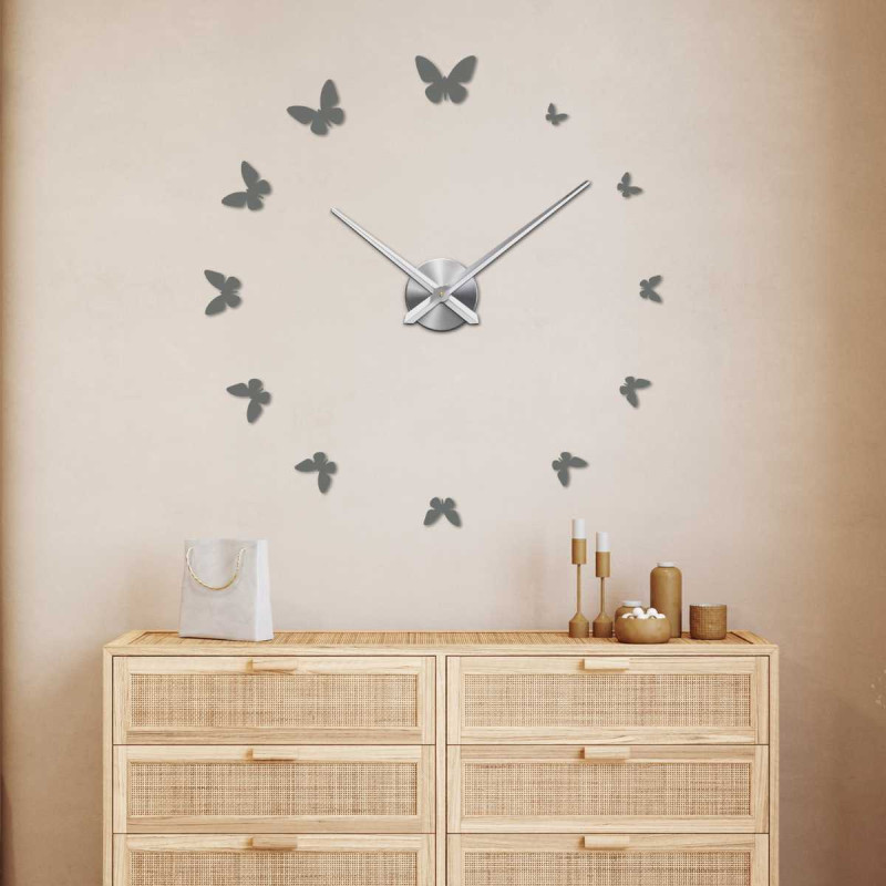 Dekorative Schmetterlingsuhr mit filigranem...