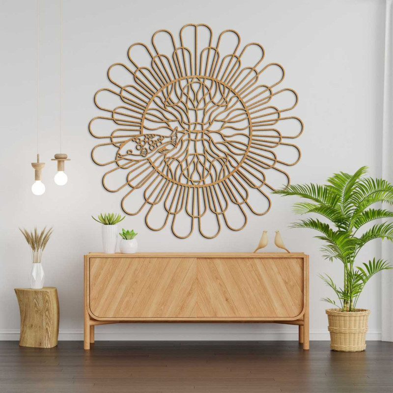 Wanddekoration mit einem markanten kreisförmigen Muster, das einer blühenden Blume ähnelt.