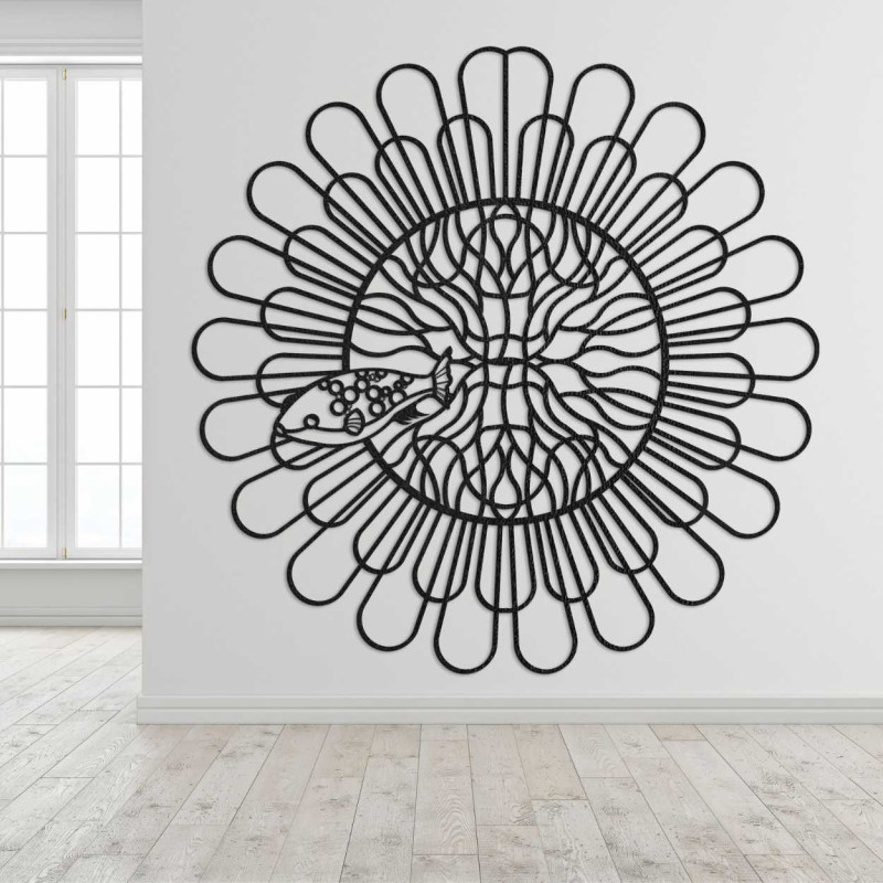 Holzdekoration mit organischen Formen und einem konzentrierten geometrischen Motiv.