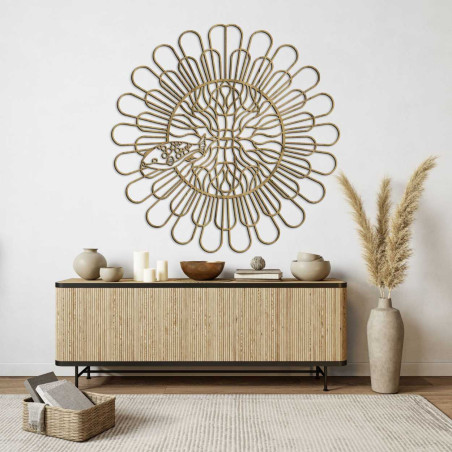 Eine großflächige Wanddekoration mit verschlungenen Linien und natürlichem Stil.