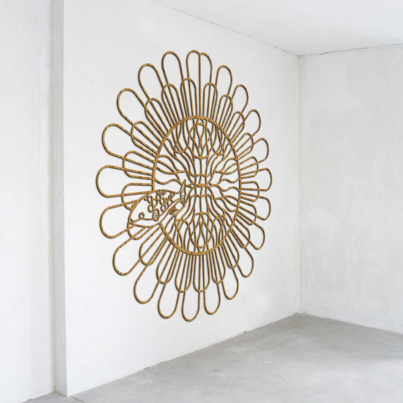 Ein Design-Wandelement mit floralem Muster aus Naturmaterial.