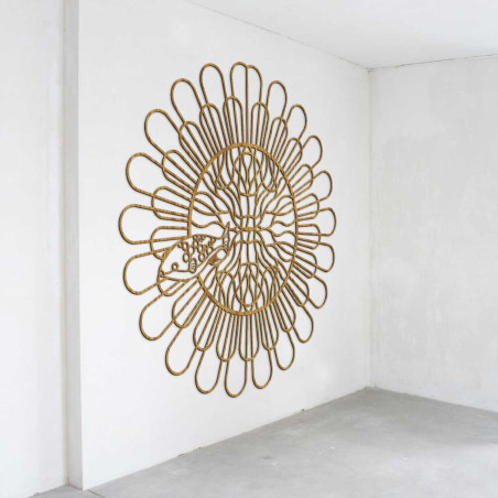 Ein Design-Wandelement mit floralem Muster aus Naturmaterial.