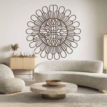 Die Dekoration weist eine geometrische Struktur mit konzentrischen Bögen auf.