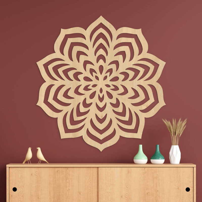 Ein hölzernes Gestaltungselement mit regelmäßiger und symmetrischer Komposition.