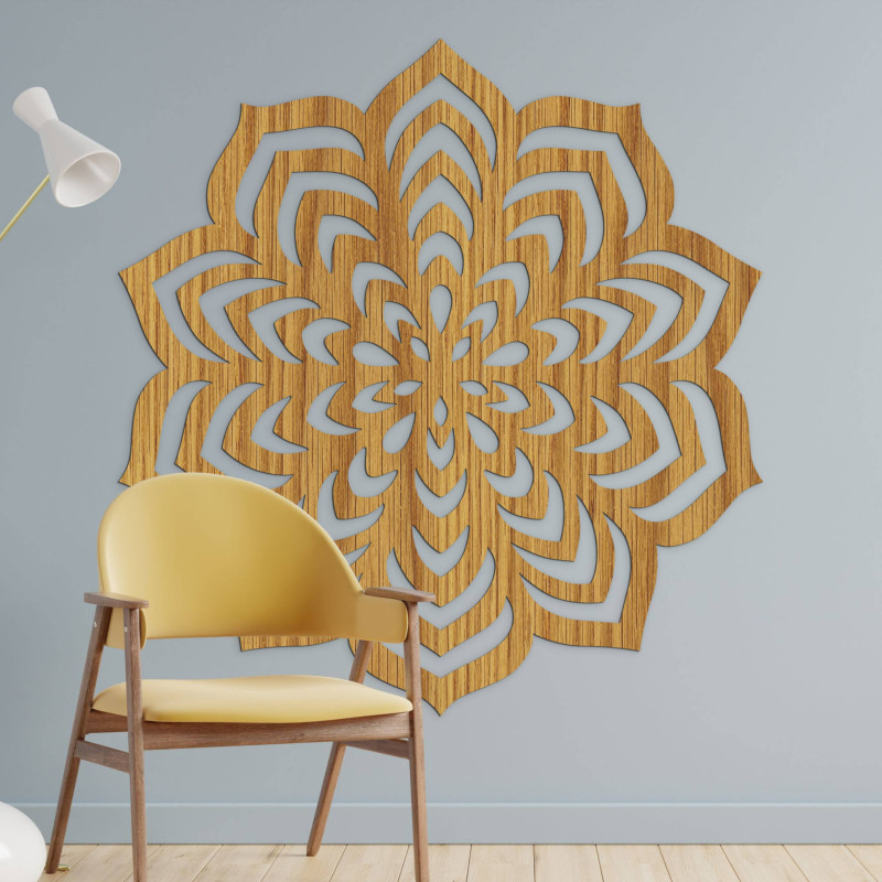 Holzdekoration mit geschnitztem Mandala-Motiv.