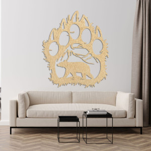 Ein hölzernes Bild eines Bärenfußabdrucks, in das die Silhouette eines Bären geschnitzt ist, der unter den Bergen läuft. 2