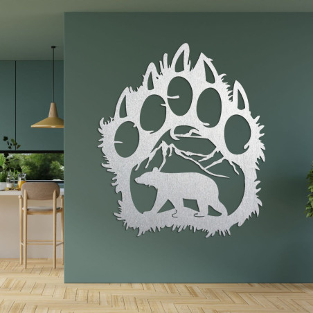 Silber Ein Holzgemälde, das einen Bärenfußabdruck als Rahmen darstellt, durch den die Landschaft und der Bär selbst zu sehen sin