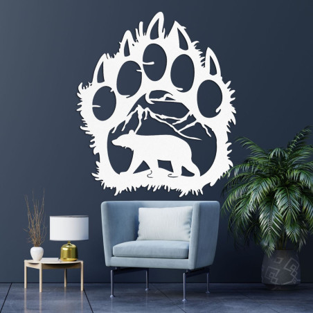 Weißer Umriss einer Bärenspur als Rahmen, der eine ruhige Waldumgebung mit einem einsamen Bären verbirgt.