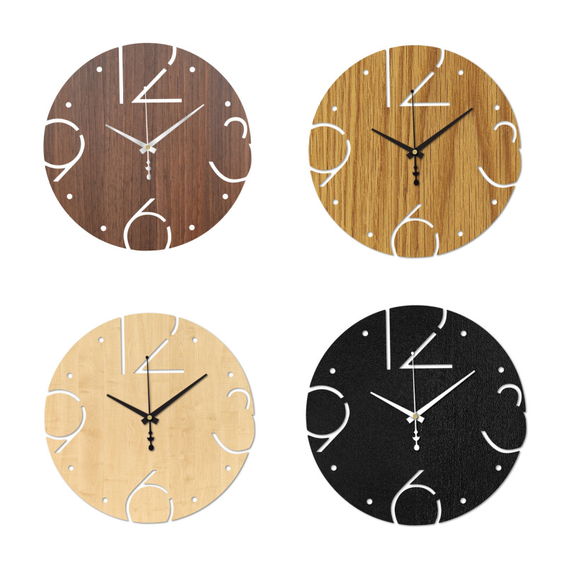 Dekorative Uhr mit geräuschlosem Betrieb und geschnitzten Ziffern auf einem hellen Holzsockel.