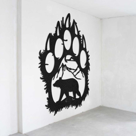 Eine Nahaufnahme eines natürlichen Motivs eines Bären und Berge in einer großen Holzpfote.