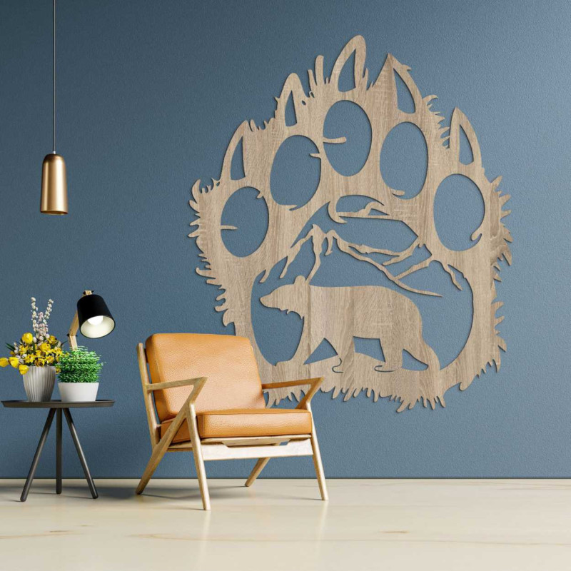 Ein geschnitztes Naturmotiv, eingeschlossen in die dramatische Silhouette einer Bärentatze.