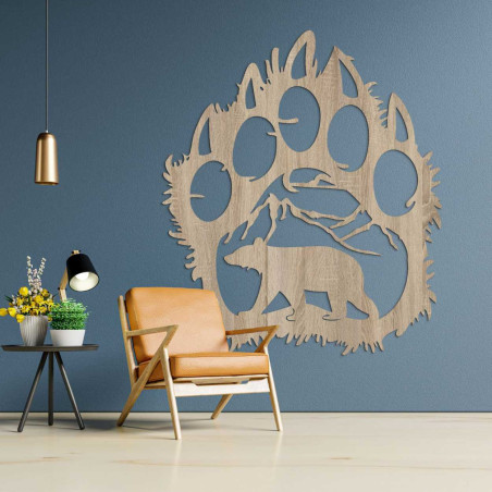 Ein geschnitztes Naturmotiv, eingeschlossen in die dramatische Silhouette einer Bärentatze.