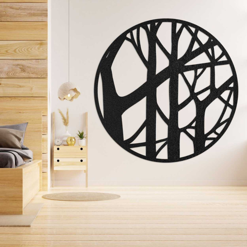 Kreisförmiges Holzdesign mit Astmuster an dunkler Wand