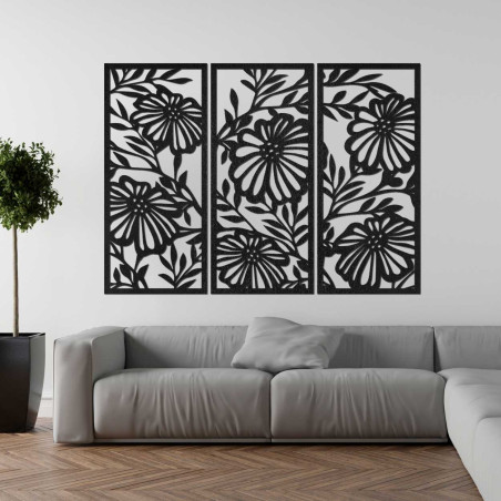 Dreiteiliges Holzbild mit geschnitztem Blumenmotiv.