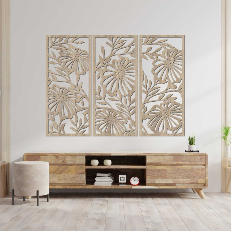 Dreiteilige Holzdekoration mit fein gearbeiteten Blumen in symmetrischer Anordnung.