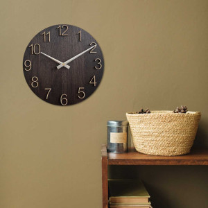 Wanduhr aus Holz mit geschnitzten Zahlen und Metallzeigern. 2